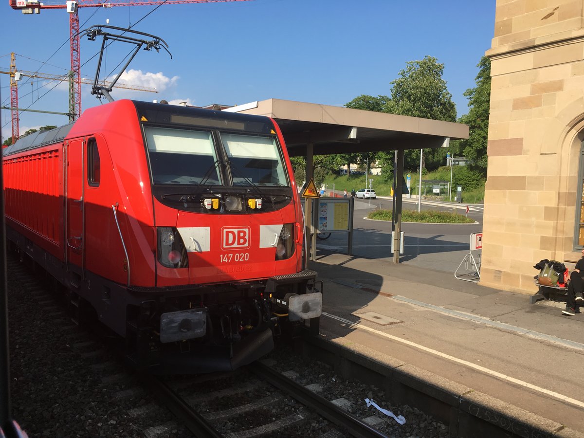 Ein Bild der anderen Art... ich hoffe es gefällt trotzdem ein wenig.

Im Sandwich fuhr diese n Wagen Garnitur mit 2 x Br 147 am 22.05.17. Leider hat es nur noch auf einen sehr spontanen Nachschuss auf die vor den Steuerwagen gehängte 147 020 gereicht. 

Die Aufnahme entstand aus dem Re 12311