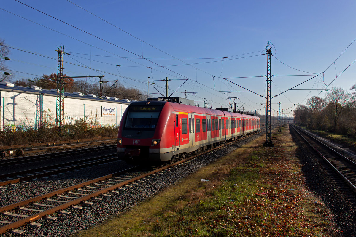 Ein buntes Bild bot die Linie S1 im Dezember 2019. Neben modernisierten und neu lackierten 422 waren auch verkehrsrote Exemplare dieser Baureihe unterwegs, teilweise auch in gemischten Doppeltraktionen. 422 068 hingegen ist allein auf dem Weg in Richtung Dortmund.