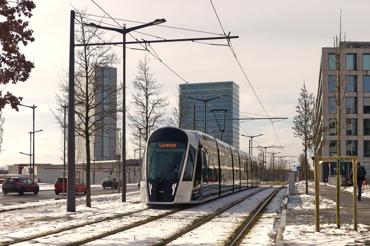 Ein CAF Urbos von LUXTRAM S.A. zwischen den Haltestellen Philharmonie-MUDAM und Europaparlament/Parlement Europen in Luxembourg-Kirchberg. 28.02.2020 (Jeanny)