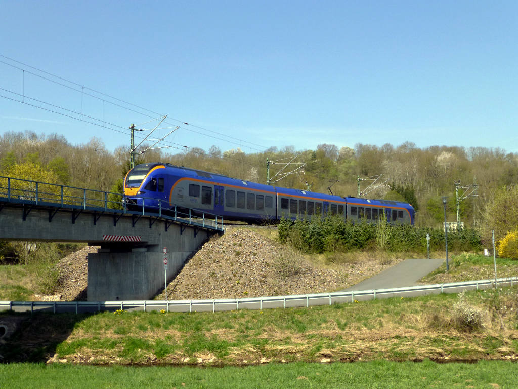 Ein Cantus-Flirt befährt am 24. April 2015 die 2011 gebaute nördliche Verbindungskurve in Eschwege. Auf dem Weg zum Kopfbahnhof überfährt dieser gerade eine der zwei Brücken über die Wehre.