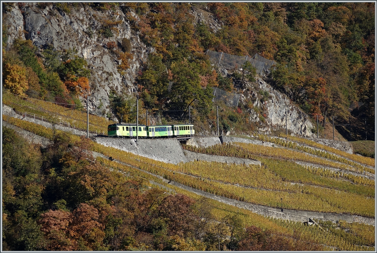 Ein dreiteiliger A-L Regionalzug ist oberhalb von Aigle auf dem Weg nach Leysin. 

27. Okt. 2021