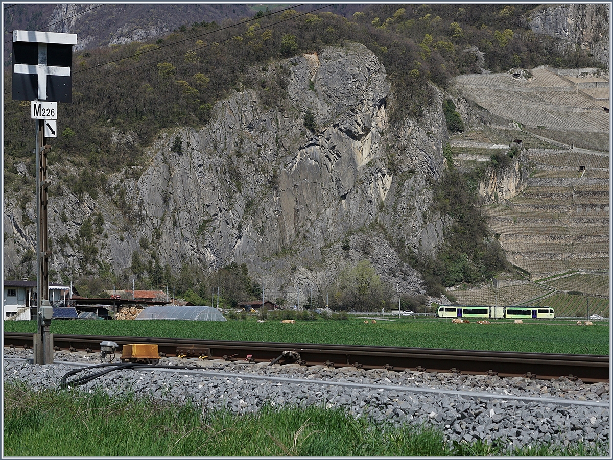 Ein etwas verstecktes Motiv: Während im Vordergrund die Simplonlinie Birg- Lausanne verläuft und ein Rangiersignal von St-Triphon den Blick auf sich lenkt, ist im Hintergrund ein TPC SURF GTW Beh 2/6  auf dem Streckenabschnitt Aigle - Ollon unterwegs.

12. April 2018