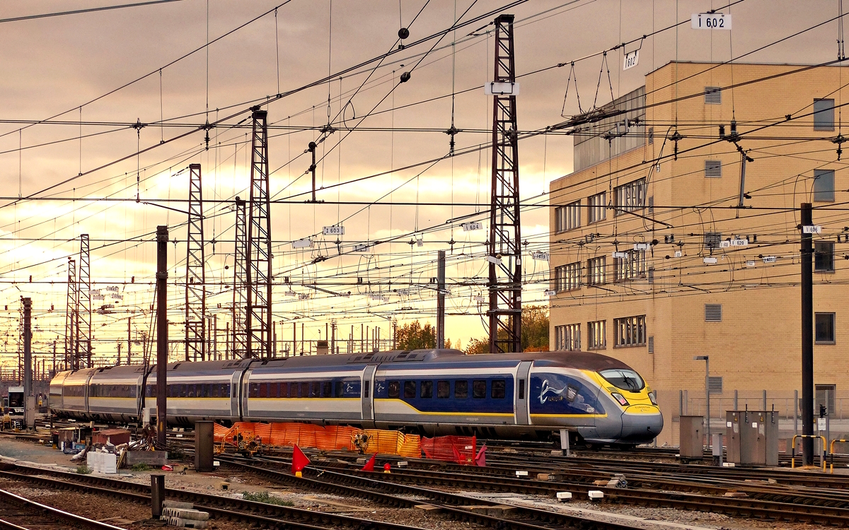 Ein Eurostar hat soeben den abgesperrten Bereich im Bahnhof von Bruxelles-Midi verlassen und macht sich auf den Weg nach London. 18.11.2017 (Jeanny)