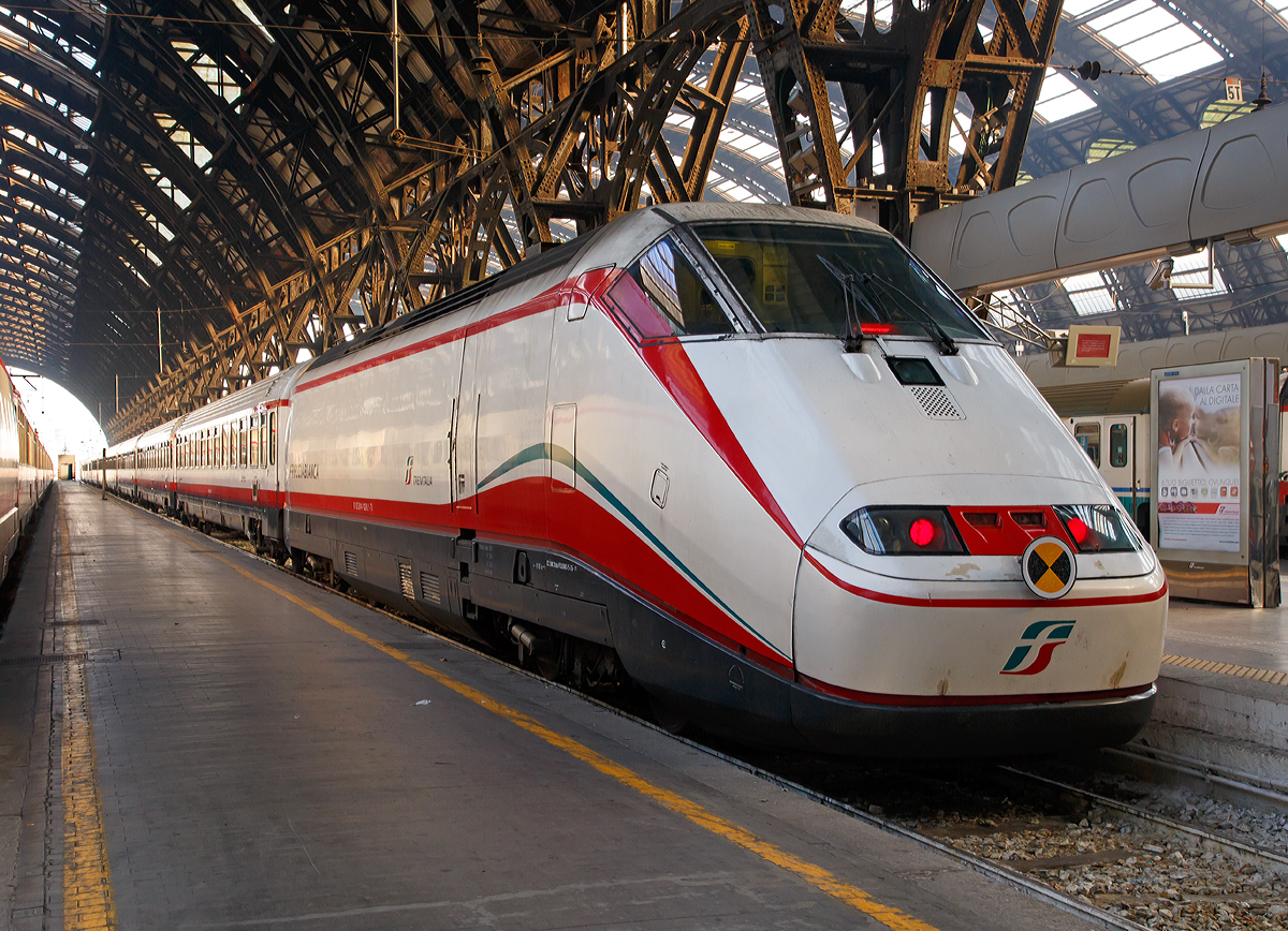 
Ein Frecciabianca (deutsch: weißer Pfeil) der Trenitalia (100-prozentige Tochtergesellschaft der Ferrovie dello Stato) steht am 29.12.2015 zur Abfahrt im Bahnhof Milano Centrale (Mailand Zentral) bereit. 

Der Frecciabianca ist eine Zuggattung für Züge mit einer Höchstgeschwindigkeit von 200 km/h (IC), die nur im italienischen Gleichspannungsnetz verkehren. Hier ist es die E.414 102-0 und eine weitere am anderen Ende mit vielen IC-Großraumwagen dazwischen. 

Die Loks der BR E.414 sind ehemalige Triebköpfe der ersten Serie der ETR 500. 

Auf anderen Strecken wird der Frecciabianca aber auch mit Pendolino-Garnituren ETR 460 bzw. ETR 463 oder Elektrolokomotiven des Typs E 402B mit IC-Großraumwagen betrieben.