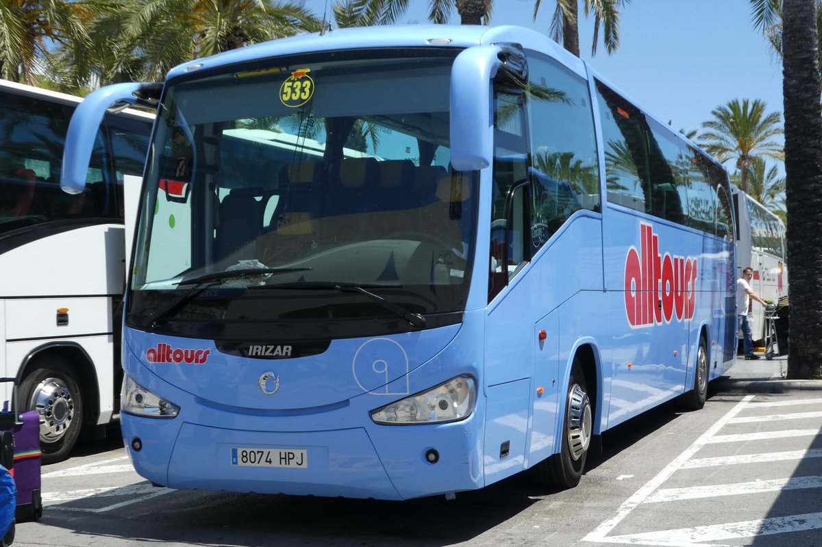 ein f�r  alltours  eingesetzter Reisebus wartet auf ankommende G�ste am Airport Palma / Mallorca im Juni 2016