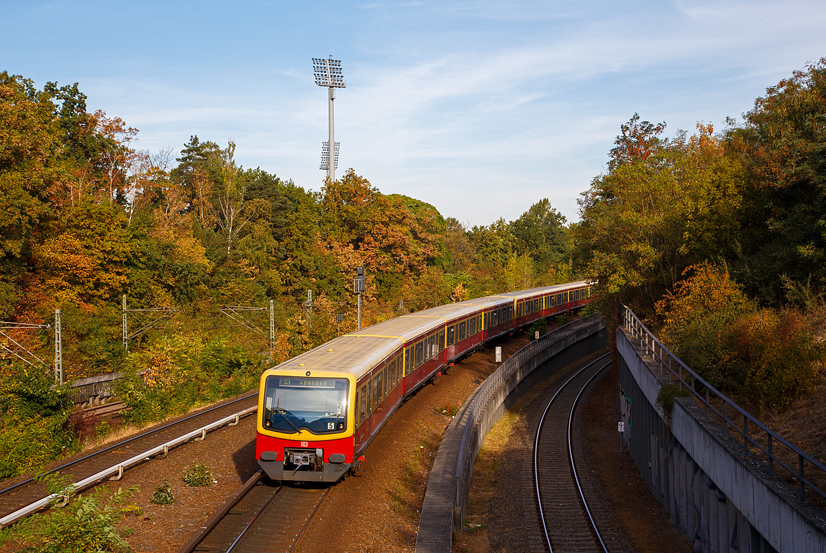 Ein Ganzzzug der BR 481/482 der S-Bahn Berlin hat die Station Berlin Messe Süd (Eichkamp) verlassen und fährt am 18.09.2018 als Linie 3 weiter nach Spandau.

Ein Ganzzug besteht jeweils aus vier Viertelzüge der Baureihe 481 und 482. Diese Baureihe der S-Bahn Berlin ist z.Z. noch jüngste Baureihe der S-Bahn Berlin und zugleich die derzeit meistgenutzte. Bereits 1990 setzten sich Vertreter der Berliner Verkehrsbetriebe und der Deutschen Reichsbahn (die damaligen Betreiber der getrennten Berliner S-Bahn-Netze) zusammen, um die Anforderungen für eine neue Baureihe zu entwickeln. 1993 wurde das erste Vorführmodell der Öffentlichkeit vorgestellt.

Die Fahrzeuge sollten den modernen Ansprüchen gerecht werden. Je zwei Triebwagen – einer mit Führerstand (BR 481), der andere ohne (BR 482) – sind durch einen Übergang miteinander verbunden. Somit ist die kleinste betriebliche Einheit ist ein Halbzug bestehend aus zwei Viertelzügen, sprich vier Wagen.

Durch den Einsatz von Zügen mit moderner Bremsenergierückspeisung (wie der BR 481) kann im Gesamtnetz eine durchschnittliche Stromersparnis von 30 Prozent gegenüber den klotzgebremsten Vorkriegszügen erreicht werden. Angetrieben werden drei von vier Drehgestellen eines Viertelzuges.


TECHNISCHE DATEN BR 481/482 (zweiteilig bzw. Viertelzug):
Hersteller Vorserie (1996): Deutsche Waggonbau AG (DWA)  / AEG, bis 2000 DWA / Adtranz und ab 2001 Bombardier
Baujahre: 1996 bis 2004
Gebaute Stückzahl: 500 Viertelzüge (2000 Wagen)
Spurweite: 1.435 mm (Normalspur)
Achsformel: Bo’Bo’ +Bo'2'
Länge über Puffer: 35.800 mm
Fahrzeugbreite: 3.140 mm
Fahrzeughöhe: 3.585 mm 
Drehzapfenabstand: 12.100 mm
Achsabstand im Drehgestell: 2.200 mm
Fußbodenhöhe: 1.000 mm (durchgängig) 
Leergewicht: 59 t
Sitzplätze: 94 
Stehplätze (2 Pers./m²):  200
Trieb- und Laufraddurchmesser:  820 mm (neu) / 760 mm abgenutzt
Leistung: 6 x 100 kW = 600 kW
Motorentyp: 6 Stück Drehstrom-Asynchron-Motor DKABZ 2806-4B
Höchstgeschwindigkeit: 100 km/h (z. Zt. durch das Eisenbahn-Bundesamt auf 80 km/h heruntergesetzt)
Max. Beschleunigung: 1,0 m/s² 
Max. Bremsverzögerung: 1,3 m/s²
Speisespannung: 750 V DC (seitliche über Stromschiene)