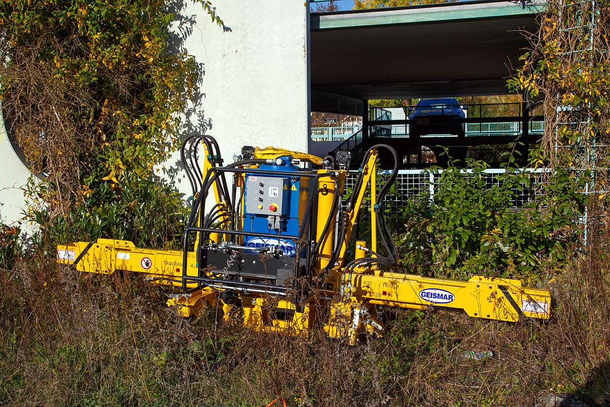 
Ein Giesmar Schieneneinfdler (wrtl. bersetzung) bzw. hydraulische Schienenumsetzmaschine vom Typ Giesmar MPRM 1032 (Baujahr 2016 Fabr.-Nr. G193/16), zum Ein- und Aussetzen von Schienen beim Schienenwechsel, abstellt beim Bahnhof Betzdorf/Sieg.

Es ist eine selbstangetriebene hydraulisch angetriebene Einheit zum Verlegen und Entfernen von langgeschweiten Schienen mit einem Bediener. Das Gert sttzt sich auf den Schwellen ab, die Schienen werden aufgenommen und knnen dann bis zu 500 mm angehoben werden. Nun erfolgt die seitliche Verschiebung und die Schienen werden auf die richtige Position auf der Schwelle abgelegt. Das Gert ist geeignet fr Scheinen mit einem Metergewicht von 37 bis 70 kg, die max. Hubkraft betrgt 4.500 kg. Es ist zudem mglich einen hydraulischen Schienenzieher ATR 6 anzuschlieen. Das Eigengewicht von dem Gert betrgt 1.065 kg. 

Der hydraulische Antrieb erfolgt mittels einer HATZ-Hydraulikpumpen-Einheit (Hatz-Auenzahnradpumpe und Dieselmotor). Die Pumpe wird angetrieben von einem HATZ luftgekhltem Einzylinder-4-Takt Dieselmotor mit Direkteinspritzung und horizontale Kurbelwelle vom Typ 1D42C. 
Motordaten:
Bohrung x Hub: 90 x 70 mm 
Hubraum:  0,445 l 
Gewicht: ca. 100 kg 
Drehzahl: 3000 U/min 
Leistung 5.2 kW / 7.1 PS