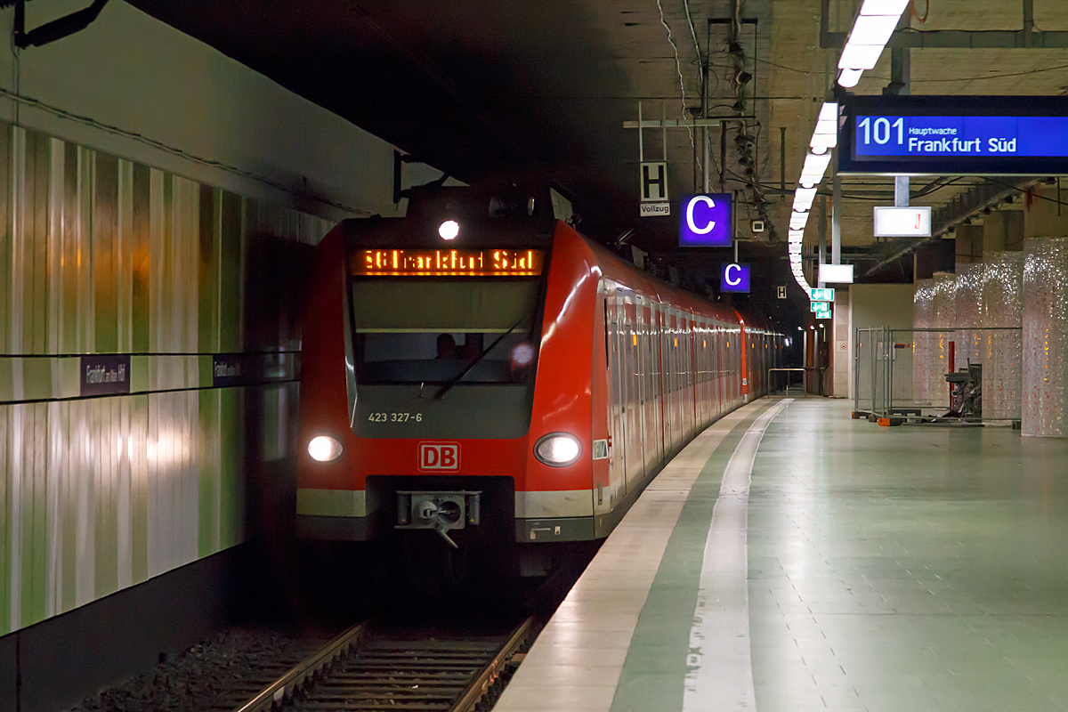 
Ein gro�er Teil der S-Bahnen durch Frankfurt am Main verl�uft unterirdisch....
Hier fahren am 28.02.2015 zwei gekoppelte ET der Baureihe 423 der   S-Bahn Rhein-Main (423 327-6 und weiterer), als S6 Friedberg (Hess) - Frankfurt (Main) S�d, auf Gleis 101 in den Bahnhof  Frankfurt (Main) Hbf tief ein.
