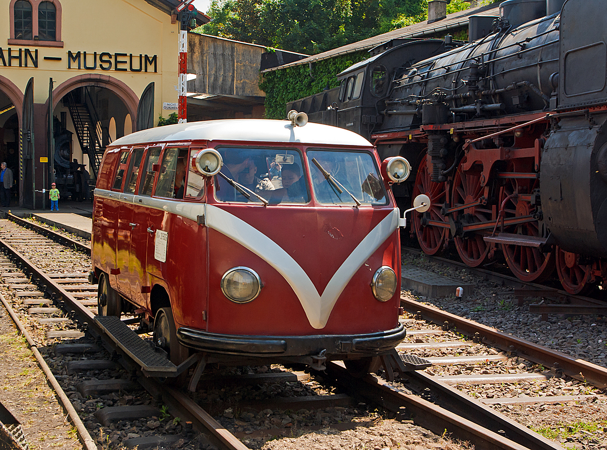 
Ein heute schon ungewhnliches Schienenfahrzeug....
Die BA-Draisine (Bahnamtsdraisinen)  mit einer VW-Bus-Karosserie  Klv 20-5026  der DGEG am 31.05.2014 im DGEG Museum in Neustadt an der Weinstrae.

Das Fahrzeug vom Typ GBA 1 auf Basis einer  VW-Bus-Karosserie wurde 1955 WMD (Waggon- und Maschinenbau GmbH Donauwrth) unter der Fabriknummer 1935 gebaut und an die Deutsche Bundesbahn (DB) Klv 20-5026 (Klv = Kleinwagen mit Verbrennungsmotor)  geliefert. Die Ausmusterung erfolgte 1977.

Ab 1954 wurde der Prototyp einer BA-Draisine mit einer VW-Bus-Karosserie von der DB getestet. Von dem daraus entwickelten Serienfahrzeug des Typs  GBA1  wurden 1955 30 Stck gebaut und an die DB ausgeliefert. Die Lieferung erfolgte zu je 15 Fahrzeugen durch die beiden Firmen Martin Beilhack Maschinenfabrik und Hammerwerk GmbH Rosenheim (MB) und Waggon- und Maschinenbau GmbH Donauwrth (WMD). Die BA-Draisinen dienten den Bahnmtern zur Streckenbereisung und Kontrolle der Bahnanlagen. Die meisten dieser 31 Fahrzeuge wurden bis Ende der 1970er Jahre ausgemustert. Nach aktuellen Erkenntnissen blieben 7 Fahrzeuge bei Eisenbahnfreunden erhalten.

Beschreibung
Beim Bau dieser Draisinentype wurde die Karosserie der Kombi-Ausfhrung des Transporter T1a von Volkswagen verwendet. Von der Volkswagen AG wurde die komplette Karosserie mit eingeschweitem Hilfsrahmen sowie die Antriebseinheit mit 24,5 PS-Benzin-Boxermotor in Industrieausfhrung und angebautem mechanischen Viergang-Getriebe zugeliefert. Die Karosserie wurde auf einen zustzlichen geschweiten Hauptrahmen gesetzt. An diesem war mittig eine hydraulische Hebevorrichtung befestigt, die ein Drehen des Fahrzeuges auf der Stelle zum Richtungswechsel oder Ausgleisen ermglichte.

Ursprnglich waren an den Draisinen beide originalen VW-Scheinwerfer und das rechte Rcklicht in Betrieb. Der in Fahrtrichtung linke Scheinwerfer wurde zur Signalisierung des damals noch verwendeten Falschfahrt-Spitzensignals (Zg 2 - eine rote und eine weie Laterne) zustzlich mit einer roten Standlicht-Glhbirne versehen. Damit sie entsprechend der Vorschrift sichtbar wird, mute in diesem Fall die weie Bilux-Lampe dieses Scheinwerfers durch den dafr vorgesehenen Schalter ausgeschaltet werden. Mit der Sonderarbeit 5/56/I (Anbau der neuen Signalleuchten und Signalsttzen) wurden ab Mai 1956 die VW-Leuchten abgeklemmt und berstrichen. Stattdessen wurden die neu bei allen Nebenfahrzeugen vorgeschriebenen Standartlampen vorne (2 x wei) und hinten (1 x rot) eingebaut.
 
Technische Daten:
  
Spurweite: 1.435 mm
Achsfolge: 1A
DB-Stammnummer:  Klv 20
DB-Bauart (BA): 200
Lnge ber Alles:  4.100 mm
Karosserie: 3-trig, VW Typ 221
Achsstand  2.400 mm
grte Breite:  1.700 mm
grte Hhe ber Schienenoberkante:  1.900 mm
Raddurchmesser neu: 550 mm
Achslast:  1.100 kg
Eigengewicht:  1.500 kg
zul. Ladegewicht:  700 kg
zul. Personen: Fahrer + 7
zul. Gesamtgewicht: 2.200 kg
Kraftstoffvorrat:  40 l
Hchstgeschwindigkeit:  50 km/h
Bremse: Trommelbremse, an allen 4 Rdern
Betriebsbremse: Ate-Fupedal-Bremse, hydraulisch, auf alle 4 Rder wirkend
Feststellbremse: Handhebel-Seilzug-Bremse, mechanisch, auf die 2 Hinterrder wirkend
      
Motor: luftgekhlter 4-Zylinder 4-Takt VW-Benzin-Motor  (Boxermotor), vom Typ 122
Motorleistung:  20 kW (27 PS)
Drehzahl:  3.000 U/min
Hubraum: 1.192 ccm
    
Elektrische Anlage:  6 V, 70 Ah
    
Getriebe: ZF mechanisches 4-Gang Schaltgetriebe  (4 Vorwrts-, 1 Rckwrtsgang), Typ  S 4-7,  
Antriebsart: Schaltgetriebe auf Hinterachse

