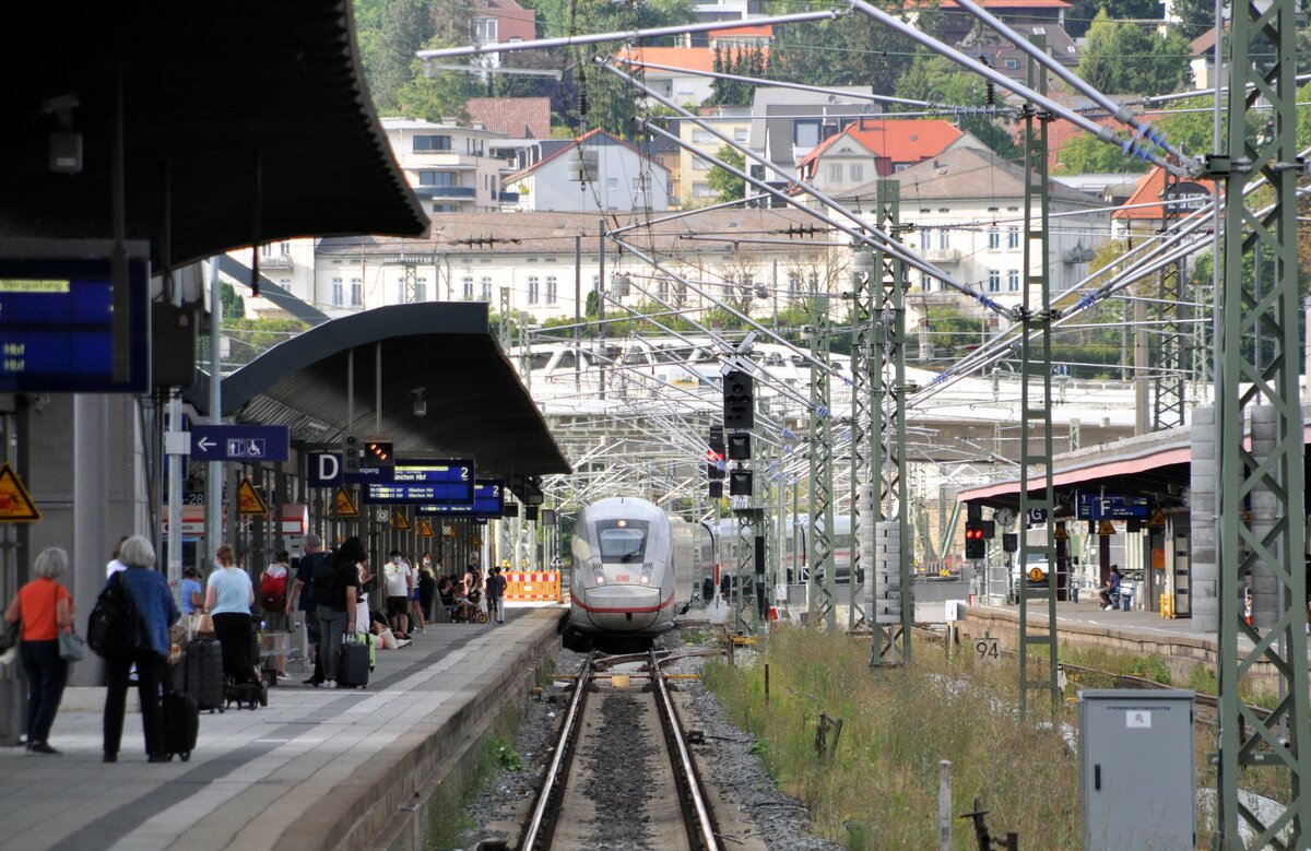 Ein ICE 4 fährt mit  nur  20 Minuten Verspätung unter dem Stangengewirr der Oberleitug in Ulm ein. Der ICE 597 lange davor ist mit mindestens 120 Minuten Verspätung am 30.07.2022 noch nicht in Ulm eingetroffen.