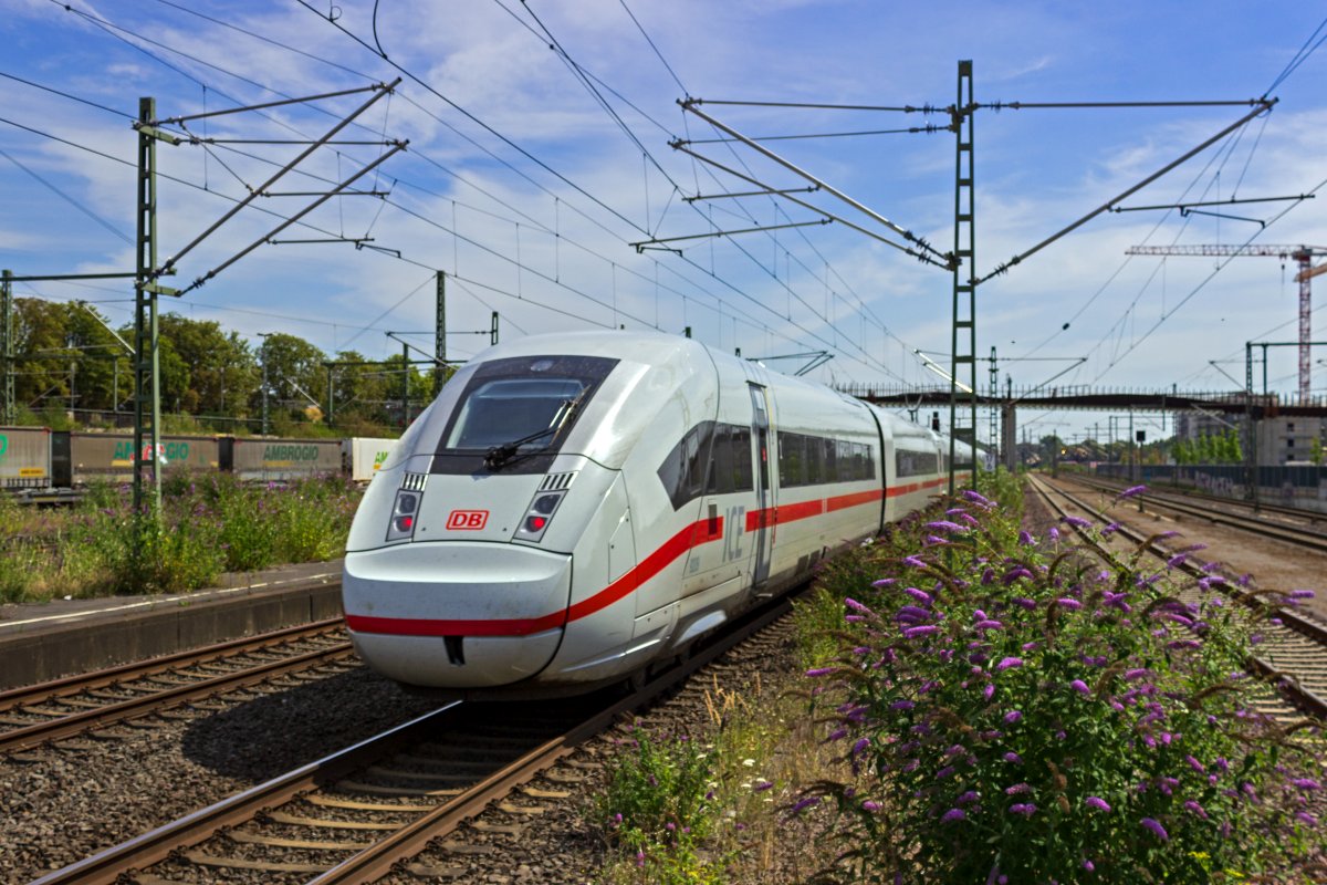 Ein ICE aus Berlin durchfhrt am 30.07.22 Opladen in Richtung Kln.