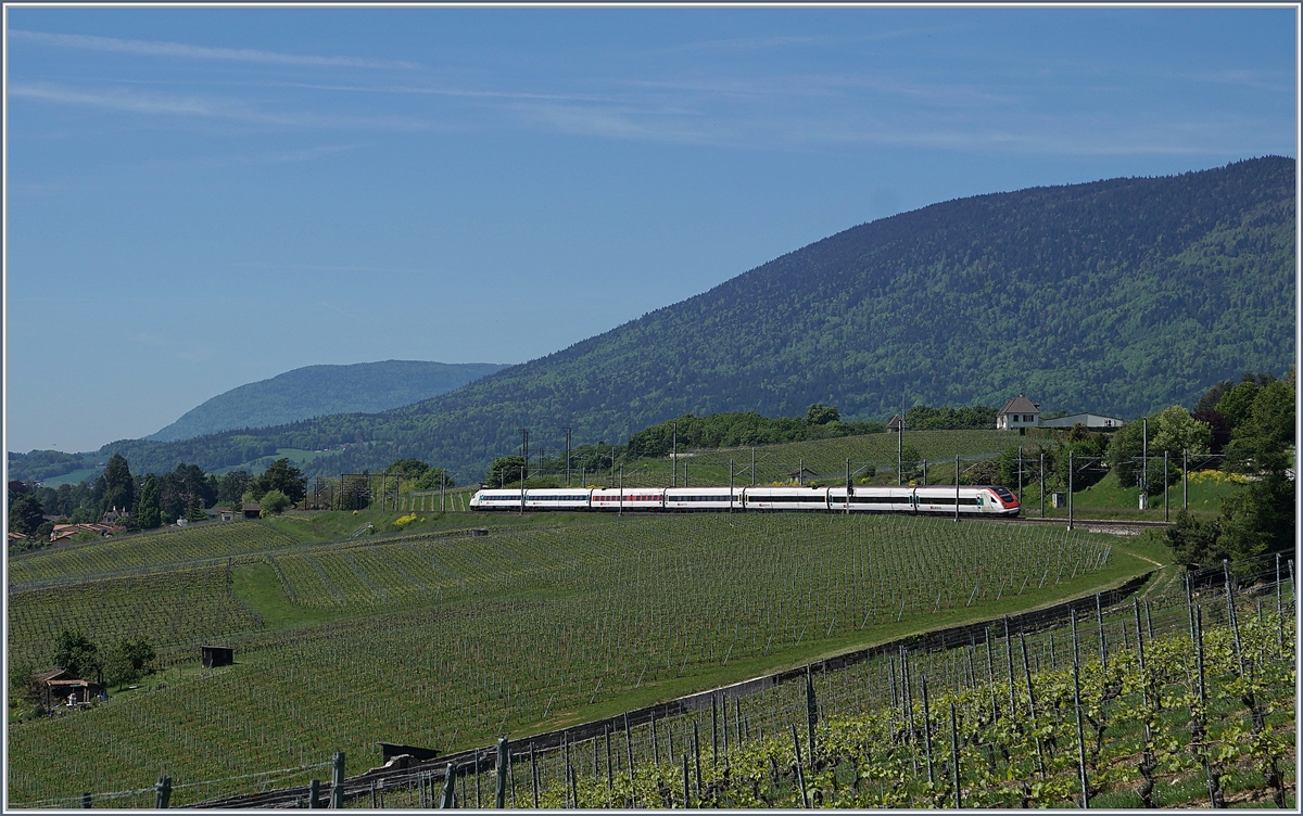 Ein ICN auf der Fahrt Richtung Lausanne kurz nach Auvernier.
16. Mai 2017
