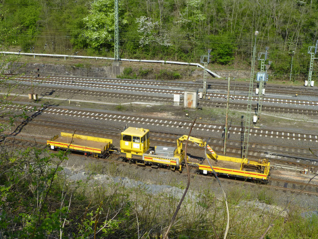 Ein kleines Baufahrzeug steht am 24.4.15 auf einem Abstellgleis in Eichenberg, es gehört zu Strube Bau.