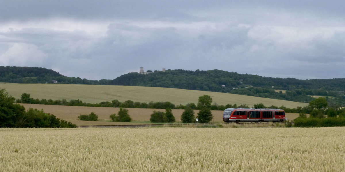 Ein kleines Stück westlich des Dörfchens Seena bietet sich ein weiter Blick auch die Eckartsburg. 642 XXX als RB 27 nach Großheringen, 3.7.16