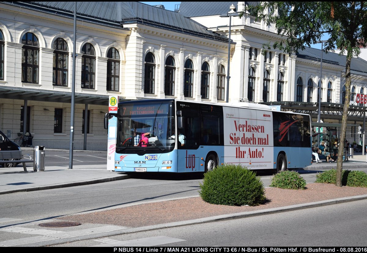 Ein MAN A21 LIONS CITY 6 3-Trer der Fa. N-Bus im LUP Design unterwegs im Stadtverkehr St. Plten (N).