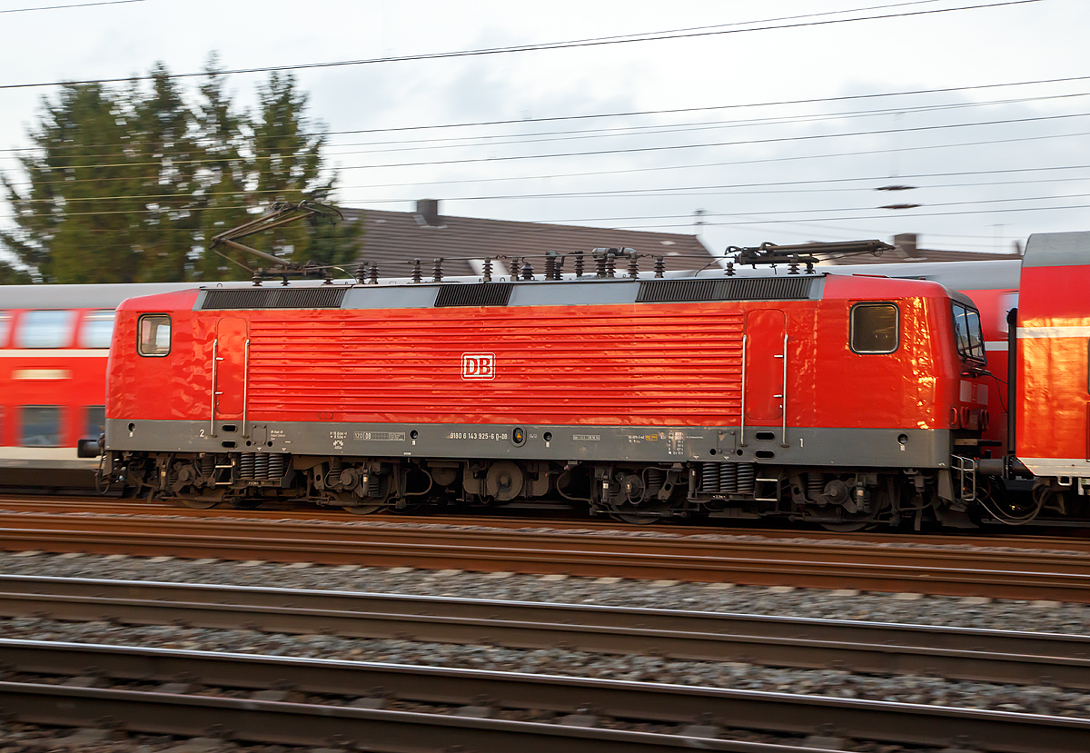 
Ein Mitzieher Seitenportrait: Die 143 925-6 (91 80 6143 925-6 D-DB) der DB Regio als Schublok des RB 27  Rhein-Erft-Bahn  nach Koblenz, hier am 03.11.2016 in Spich.

Die Lok wurde, kurz vor dem Mauerfall, 1989 bei LEW (VEB Lokomotivbau Elektrotechnische Werke Hans Beimler Hennigsdorf) unter der Fabriknummer 20375 gebaut und als DR 243 925-5 an die Deutsche Reichsbahn geliefert, 1992 erfolgte die Umzeichnung in DR 143 925-6 und zum 01.01.1994 in DB 143 925-6.

Ein Umbau (Einbau) Notbremsüberbrückung (NBÜ) und elektropneumatischer Bremse (ep) erfolgte 2006 und 2012 die Hochrüstung auf NBÜ 2004. Die Notbremsüberbrückung (NBÜ) dient bei Personenzügen dazu, den Zug trotz betätigter Notbremse weiterfahren zu lassen und erst an einem besser geeigneten Ort zum Stillstand zu bringen. Zudem erhielt sie 2008 neue Stromabnehmer der Bauart DSA 200.
