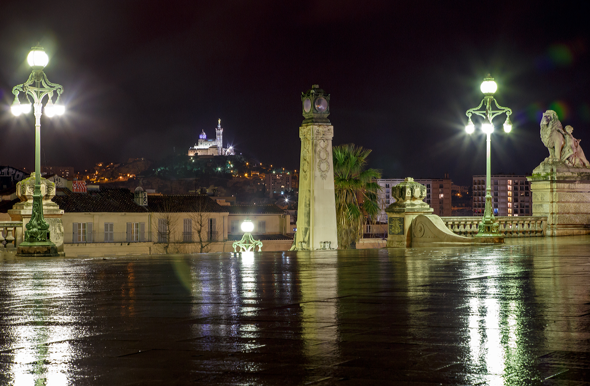 Ein nächtlicher Blick vom Bahnhofsvorplatz Marseille Saint Charles (Gare de Marseille Saint Charles) am 24.03.2015 auf die Wallfahrtskirche Notre-Dame de la Garde.