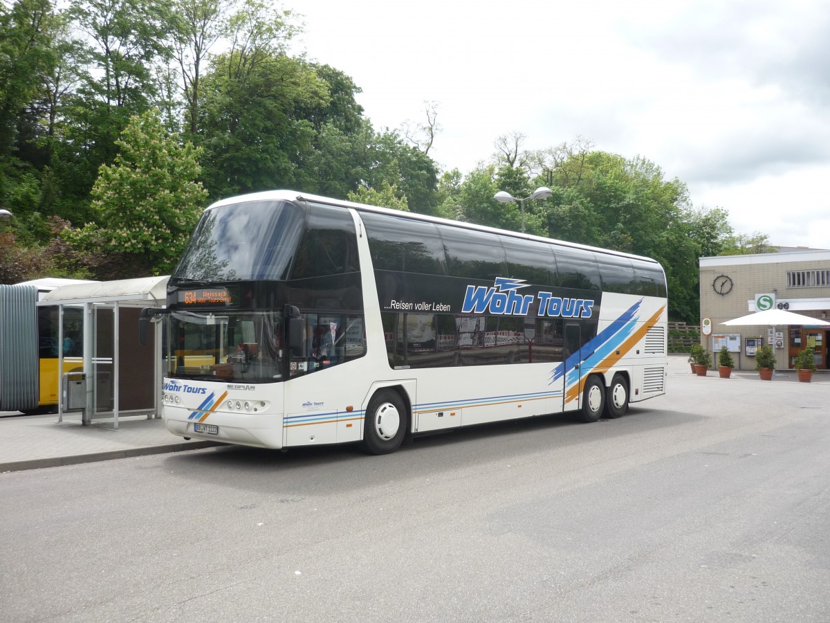 Ein Neoplan-Skyliner, von Whr-Tours, aus Weissach, in Leonberg am Bahnhof