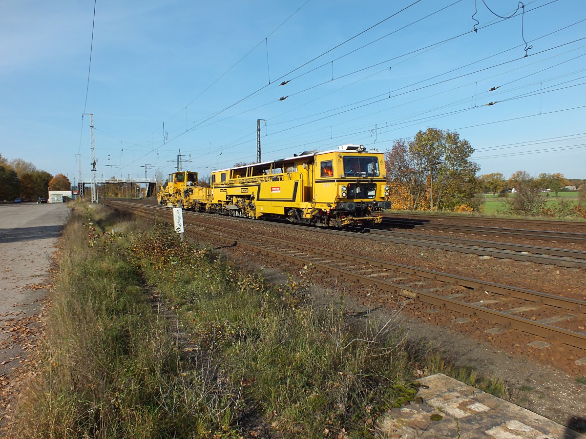 Ein netter, hupender Lokf�hrer war in diesem Ger�t am Werke. Hat sich wohl gefreut, dass er auch in der eher h�sslichen Baumaschine fotografiert wird...