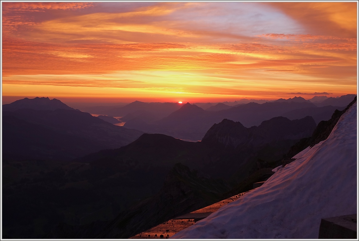 Ein neuer Tag bricht an...
(Aufgenommen am Brienzer Rothorn,08.07.2016)