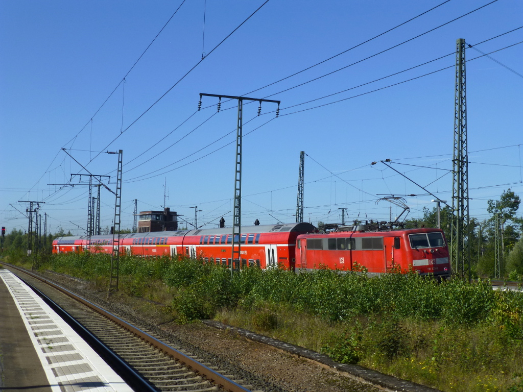 Ein Regionalzug bei der Ausfahrt in Löhne Richtung Bielefeld, am Zugschluss mit 111 135, 30.9.15