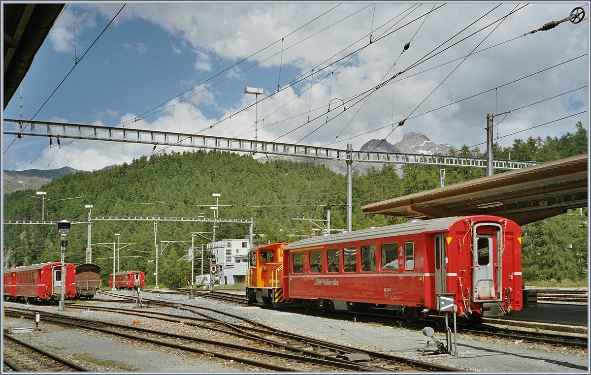 Ein RhB Dieseltraktor rangiert in St. Moritz eine RhB Personenwagen.

8. Juli 2004