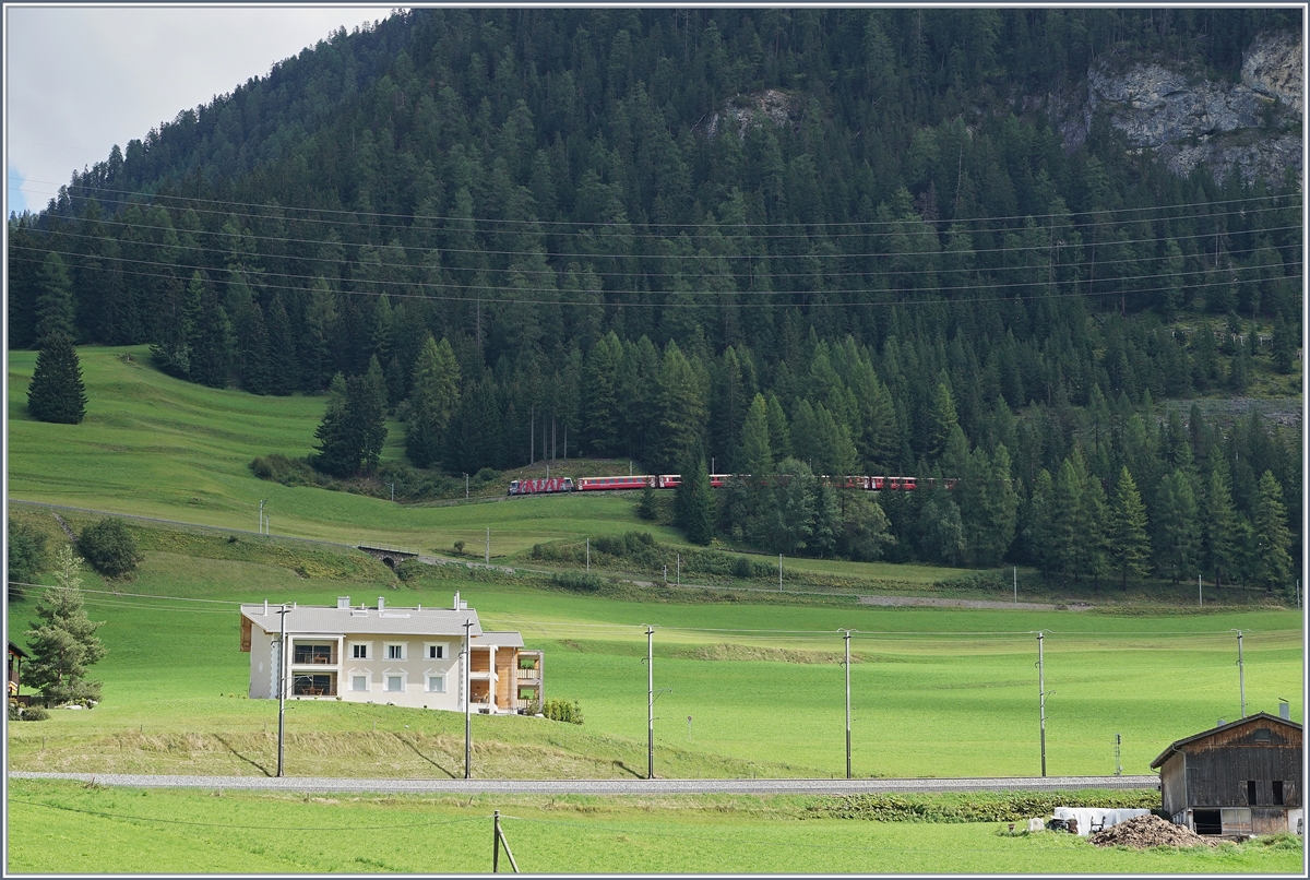 Ein RhB Schnellzug von St. Moritz nach Chur bei Bergün auf den drei verschiedenen Ebenen.
11. Sept. 2016  