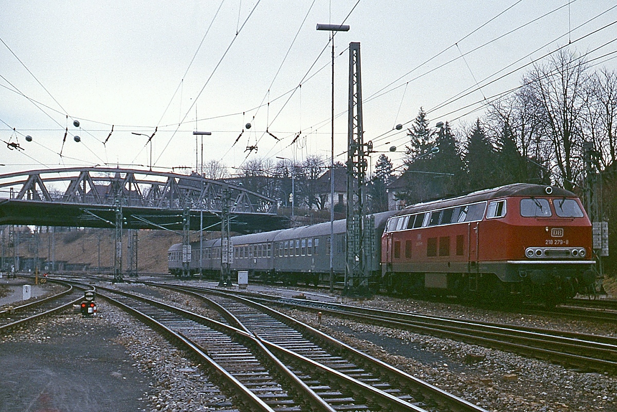 Ein Samstagvormittag in Radolfzell im April 1979: 218 279-8 kommt mit einem Eilzug aus Konstanz in Radolfzell an