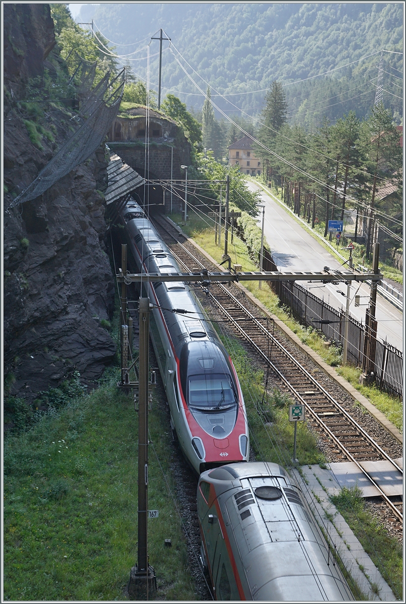 Ein SBB und ein FS ETR 610 auf dem Weg von Basel nach Milano bei Ielle di Trasquera. Der  
EC 51 hat soeben den 19803 Meter langen Simplontunnel verlassen und fährt nun durch den 169 Meter langen Tunnel von Iselle. In diesem Tunnel befindet sich die Eigentumsgrenze zwischen der SBB und der FS. 144 Meter gehören der SBB. 

Mein Fotostandpunkt befindet sich auf einer kleinen Wiese AUF dem Südportal des Simplontunnel, am Wanderweg von Iselle nach Traquera gelegen.

21. Juli 2021