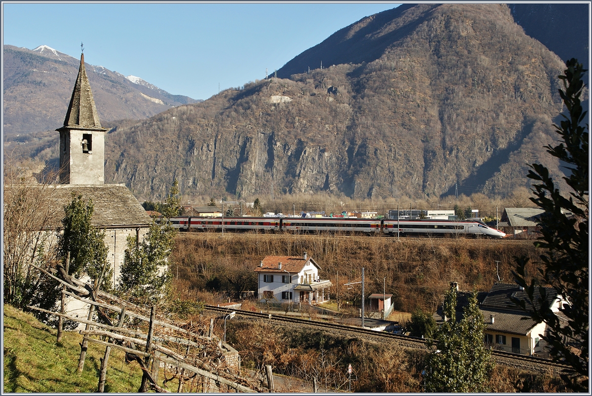 Ein SBB ETR 610 erreicht als EC 52 von Milano nach Basel SBB Domodossola. Im Vordergrund die aus dem 11. Jahrhundert stammenden Kirche von San Quirico und die Strecke Domodossola - Novara (RFI 14), die sich hier von der Strecke nach Milano (RFI 23) entfernt. Etwa zwölf Kilometer südlich, bei Vogogna nähert sich die Strecke nach Novara wieder der Hauptstrecke und verläuft dann bis kurz nach Cuzzago parallel dazu wobei nur in Premosello ein Übergang von der einen zu andern Strecke möglich ist.
17. Dez. 2013