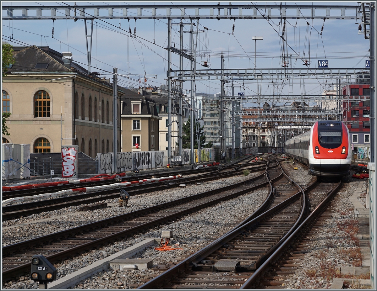 Ein SBB ICN RABDe 500 auf der Fahrt von Genève Flughafen nach Zürich erreicht Genève. 

28. Juni 2021