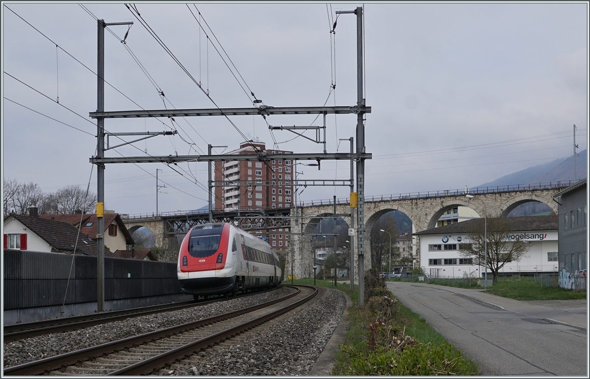 Ein SBB ICN RABe 500 hat Grenchen Süd verlassen und ist als IC5 auf dem Weg nach Lausanne. 

14. April 2021