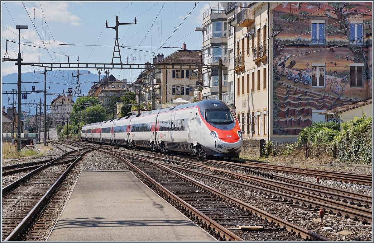 Ein SBB RABe 503 statt eines ICN erreicht als IC 5 von Genève Aéroport nach Zürich HB den Bahnhof von Neuchâtel. 

3. Sept. 2020