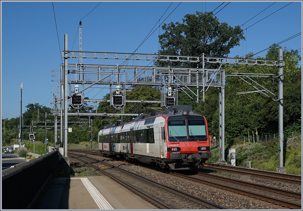 Ein SBB RBDe 560 Domino mit Abt ist in Genthod-Bellevue auf Dienstfahrt in Richutng Genève

19. Juni 2018