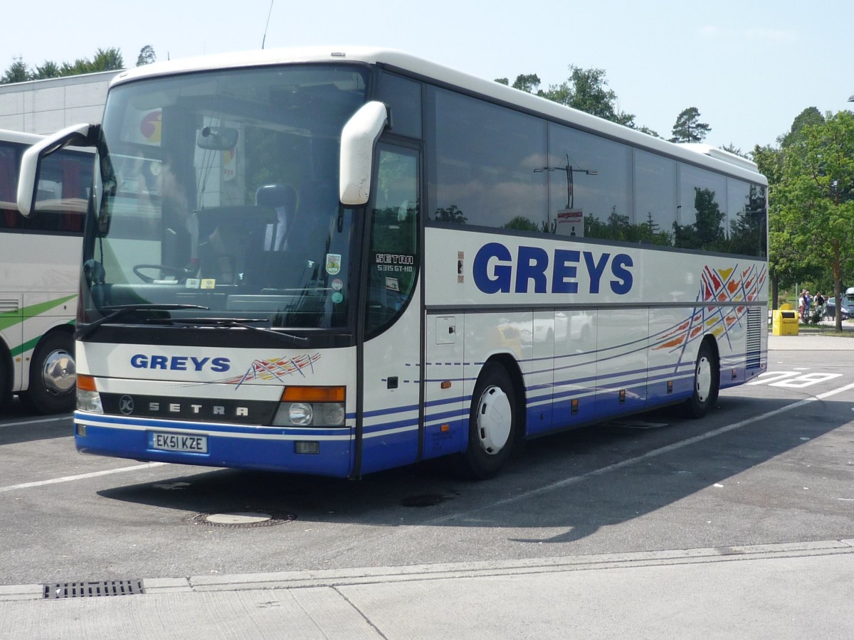 Ein Setra S 315 GT/HD aus England macht Pause an der Rastst�tte Sindelfinger-Wald an der A 8