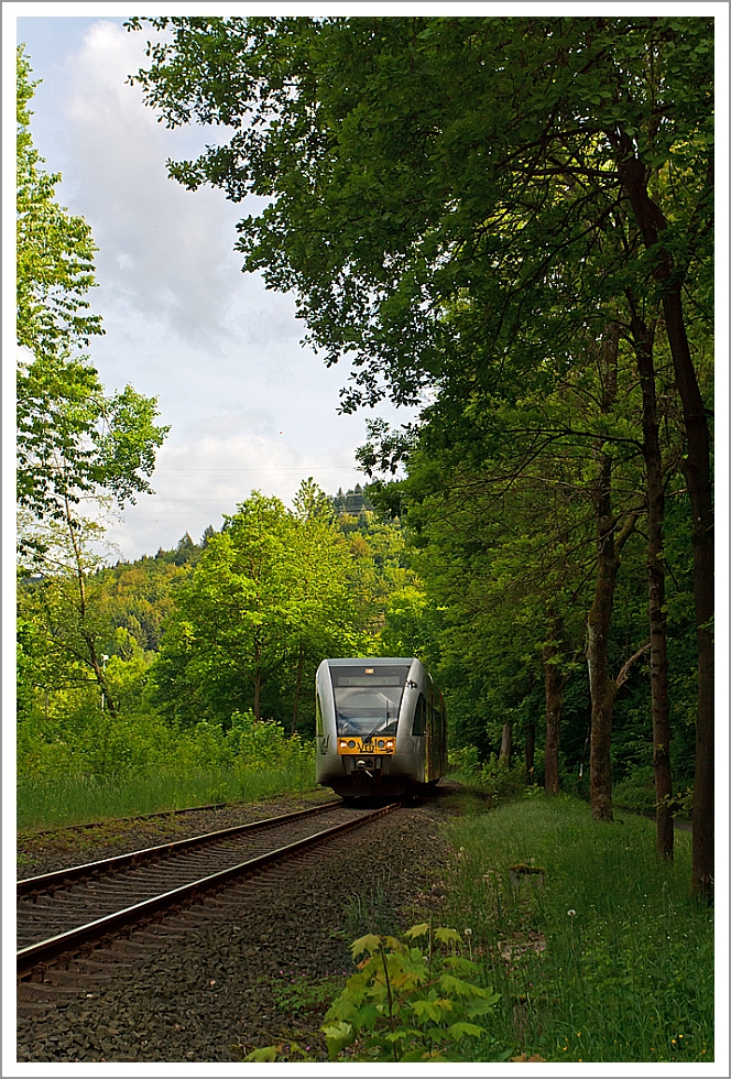 
Ein Stadler GTW 2/6 der Hellertalbahn kommt von Herdorf und erreicht gleich den Haltepunkt Gr�nebach Ort.