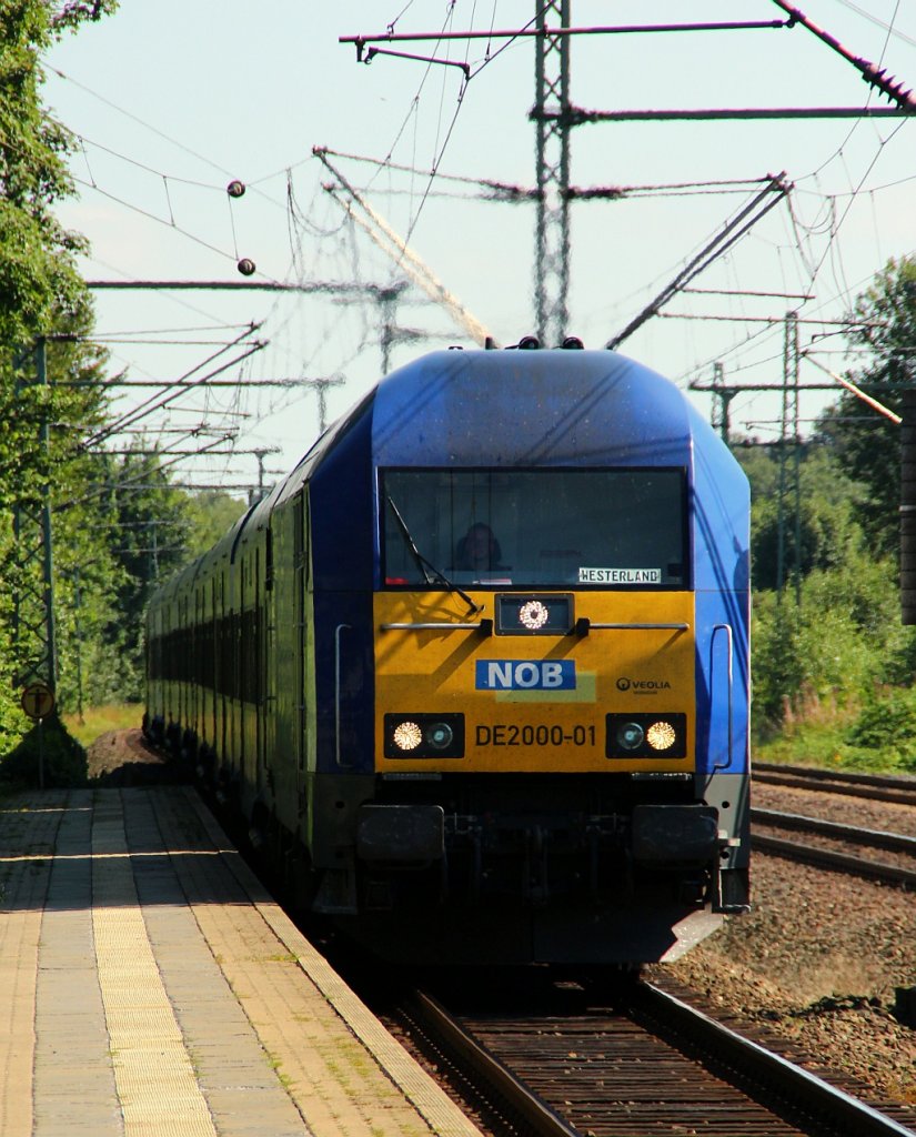 Ein Stellwerkausfall in Itzehoe bescherte mir in Schleswig mal wieder den Besuch einer NOB nach Westerland, hier kommt die DE 2000-01/223 053-0 mit der NOB 81714 angefahren. Schleswig 15.08.12