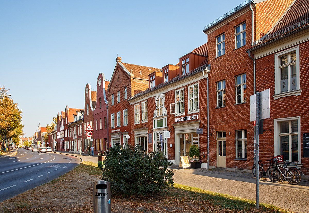 
Ein Stück Holland weit im Osten von Deutschland...
Im Holländischen Viertel in Potsdam am 19.09.2018. 

Das Holländische Viertel ist ein im Zentrum Potsdams gelegenes Stadtviertel, das zwischen 1733 und 1742 im Zuge der zweiten Stadterweiterung unter Leitung des holländischen Baumeisters Johann Boumann erbaut wurde. Unter der Regentschaft Friedrich Wilhelm I. „Soldatenkönig“ genannt, wurde das Viertel geplant und mit dem Bau begonnen. Nach dem Tod Friedrich Wilhelms I. im Jahr 1740 ließ sein Sohn und Nachfolger Friedrich II. das Viertel mit den beiden östlichen Karrees weitestgehend nach den Plänen seines Vaters fertigstellen. 

Das Viertel besteht aus 134 Ziegelstein-Häusern, die durch die Mittel- und Benkertstraße in vier Karrees nach dem Konzept eines barocken Stadtgrundrisses aufgeteilt werden. Es gilt als größtes zusammenstehendes Bauensemble und Kulturdenkmal holländischen Stils außerhalb der Niederlande in Europa.