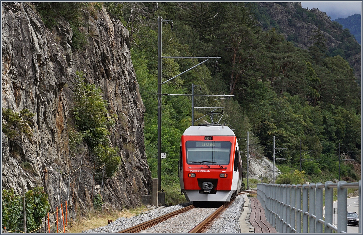 Ein TMR  NINA  unterwegs als Regionalzug 26120 von Martigny nach Le Chable zwischen Bovernier und Sembrancher. 13. Sept. 2017