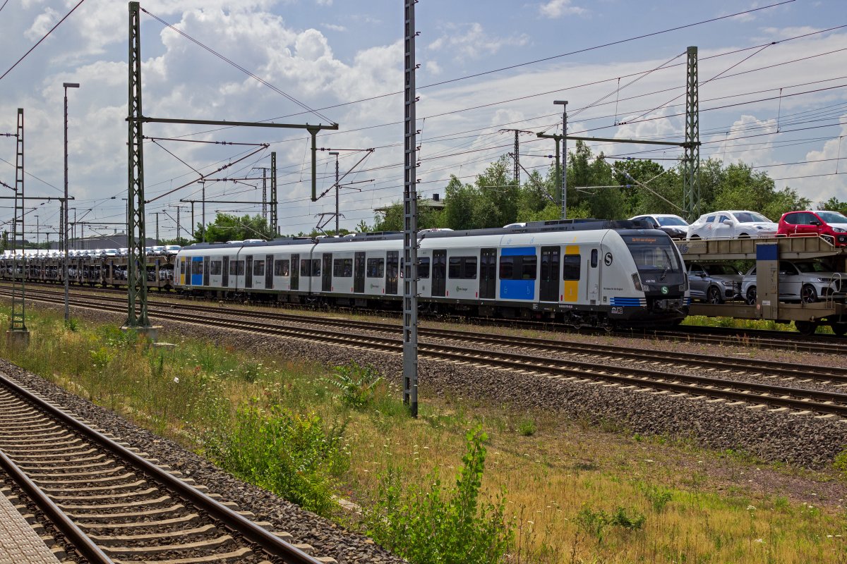 Ein ungewohntes Fahrzeug in ungewohnter Farbgebung konnte ich am 21.07.22 in Magdeburg ersphen. Es handelt sich um den Triebzug 430 255/755 der S-Bahn Stuttgart, der vermutlich im Rahmen einer Probe- oder berfhrungsfahrt nach Magdeburg gekommen war. Der Zug trgt die knftig vom Verkehrsverbund Stuttgart (VRS) vorgegebene Lackierung in grau mit farblich hervorgehobenen 1. Klasse- und Mehrzweckbereichen.