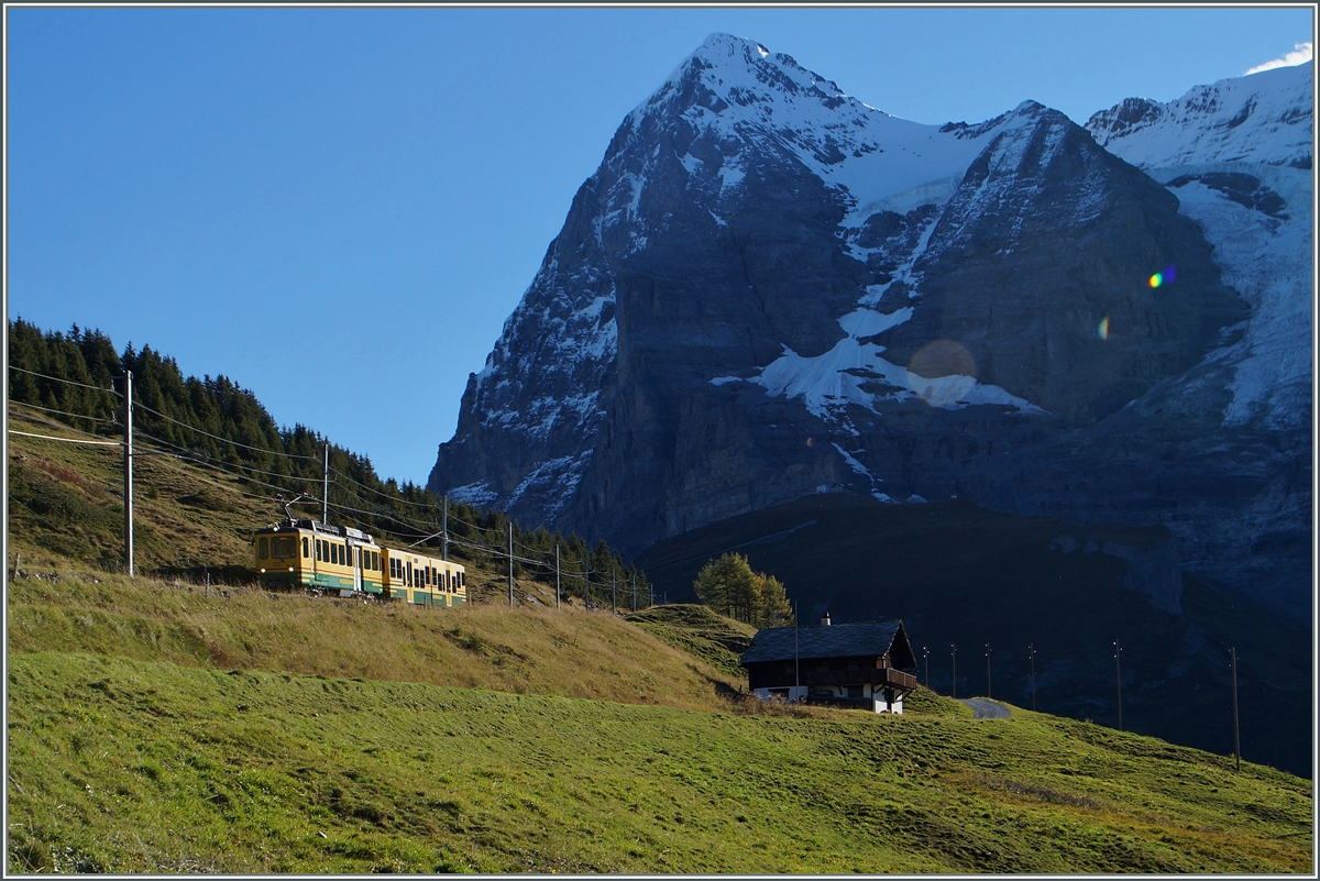 Ein WAB Regionalzug kurz vor der Station Wengeneralp. Im Hintergrund die mächtige Eiger- Nordwand.
9. Okt. 2014