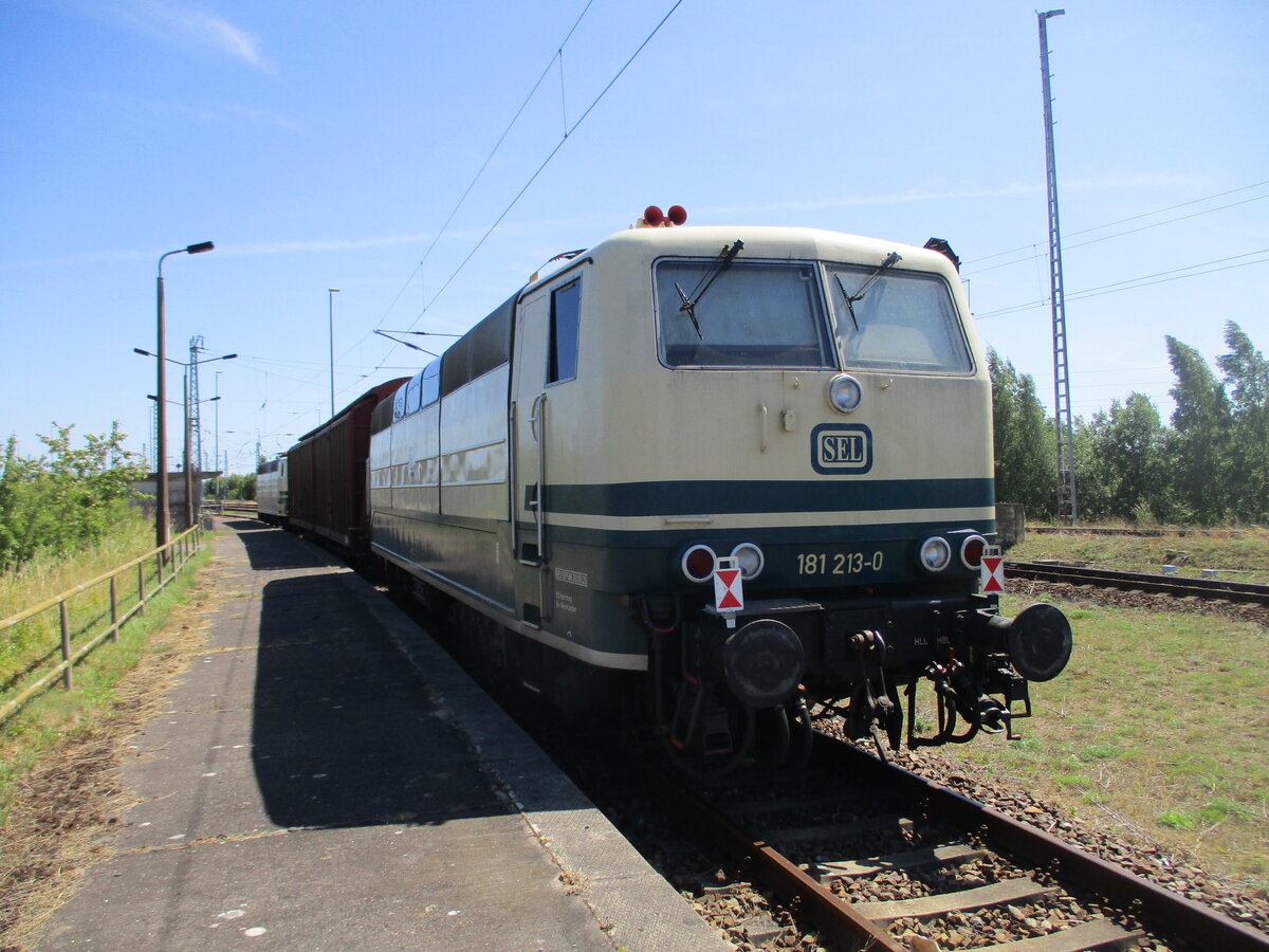 Ein Wagen und zwei SEL 181er,181 213 und am 181 211,am 29.Juni 2025,in Mukran.