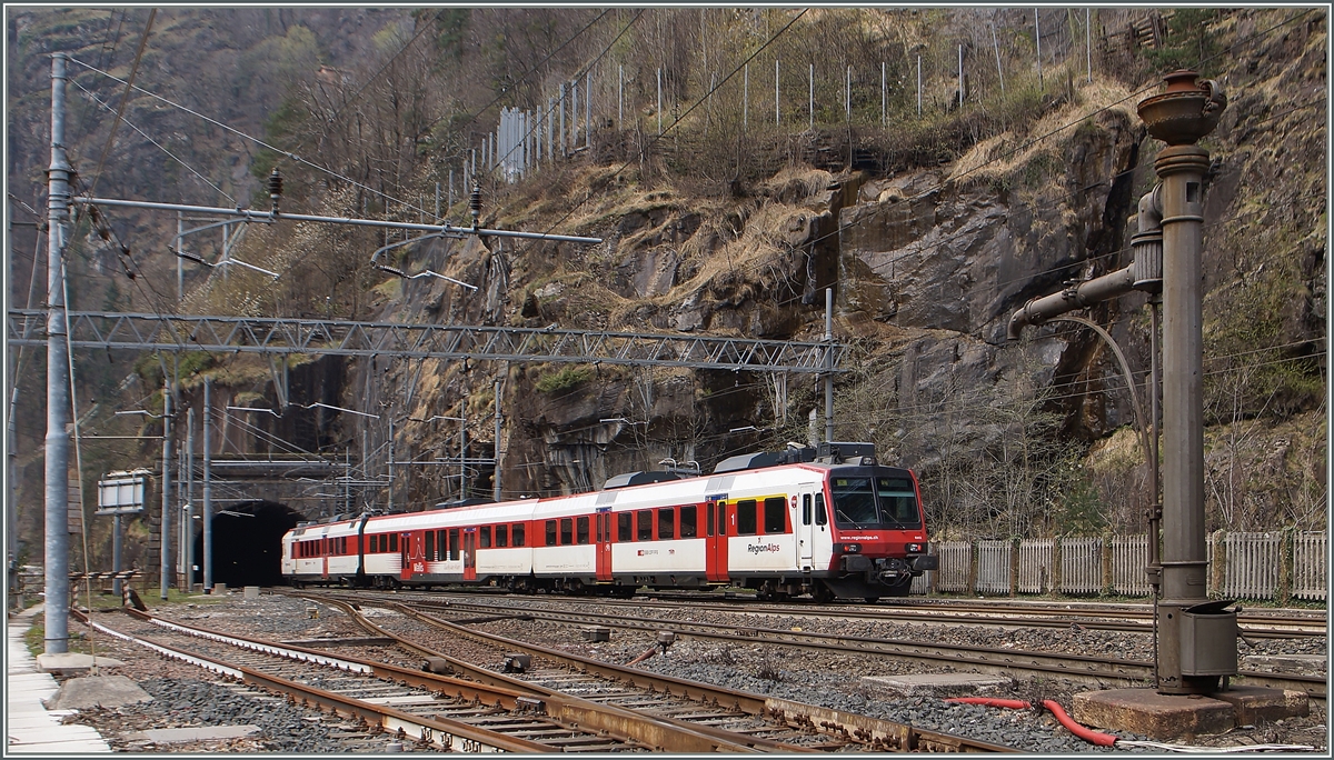 Ein  Walliser Domino  verlässt Iselle di Trasquera Richtung Norden. 
Iselle, den 11. April 2015