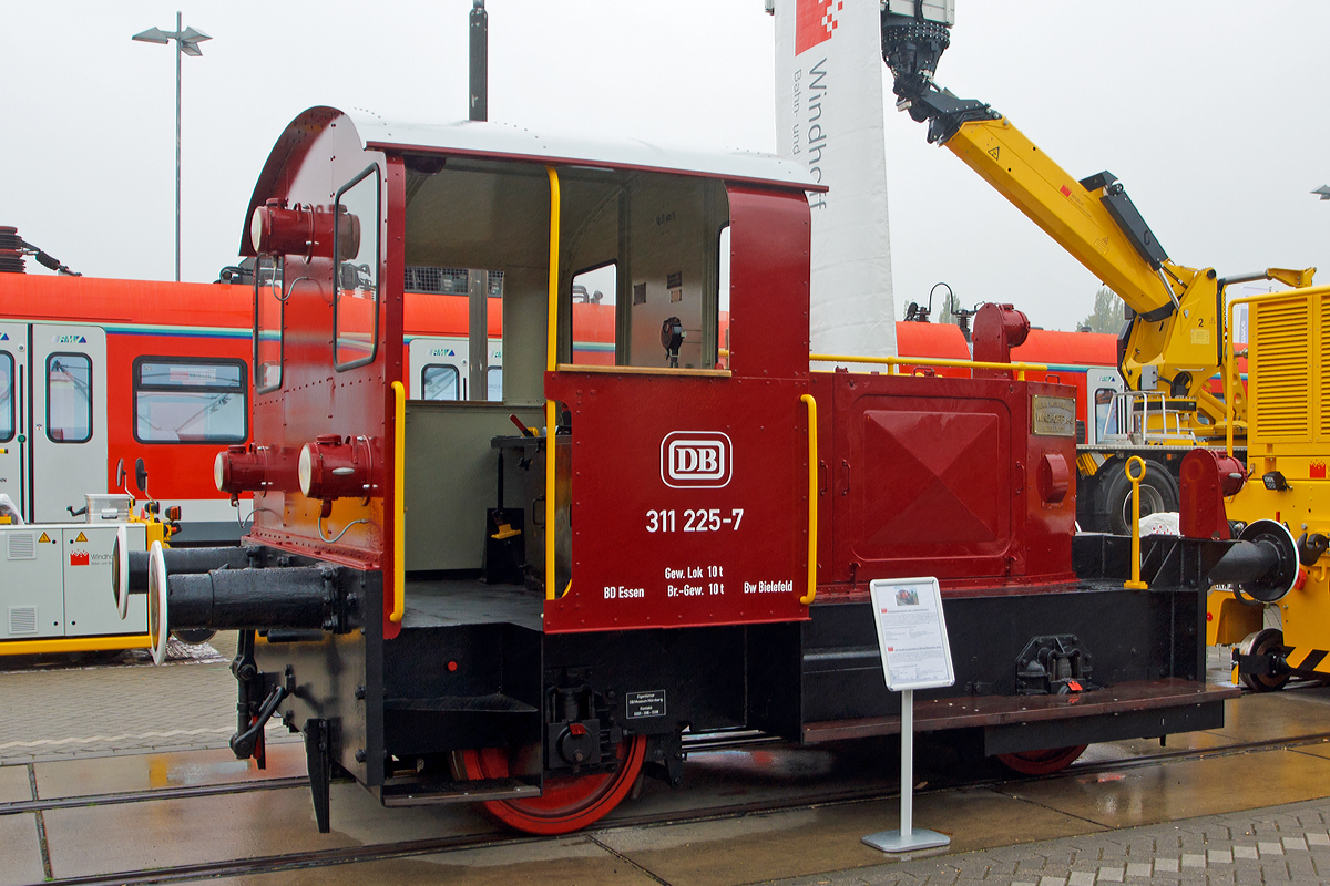
Ein weitere Ansicht der 311 225-7 der Bielefelder Eisenbahnfreunde e.V. (eine Leihgabe vom DB Museum), ex DB 311 225-7, ex DB Kö 0225 bzw. DRG Kö 0225, ausgestellt auf der Messe InnoTrans 2014, auf dem Stand der Windhoff Bahn- und Anlagentechnik GmbH anlässlich des 125-jährigen Bestehens von Windhoff, wovon die Kö I im Januar 1936 unter der Fabriknummer 308 gebaut und an die DRG - Deutsche Reichsbahn-Gesellschaft ausgeliefert wurde.
