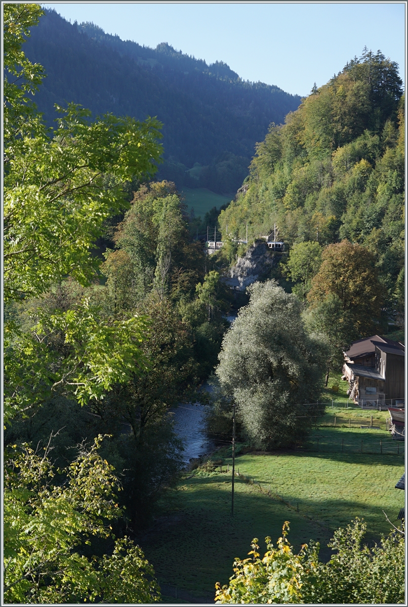 Ein Zugsuchbild: die BLS Re 465 014 (UIC 91 85 4465 014-9) erreicht mit dem GoldenPass Express GPX 4064 Enge im Simmental. 

7. Okt. 2023