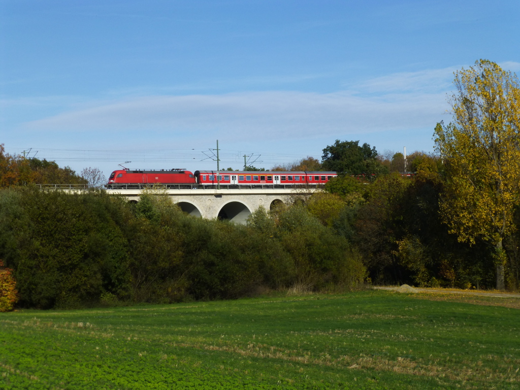 Eine 182 der DB zieht am 22.10.13 den RB von Halle nach Eisenach ber den Viadukt bei Erfurt-Vieselbach.