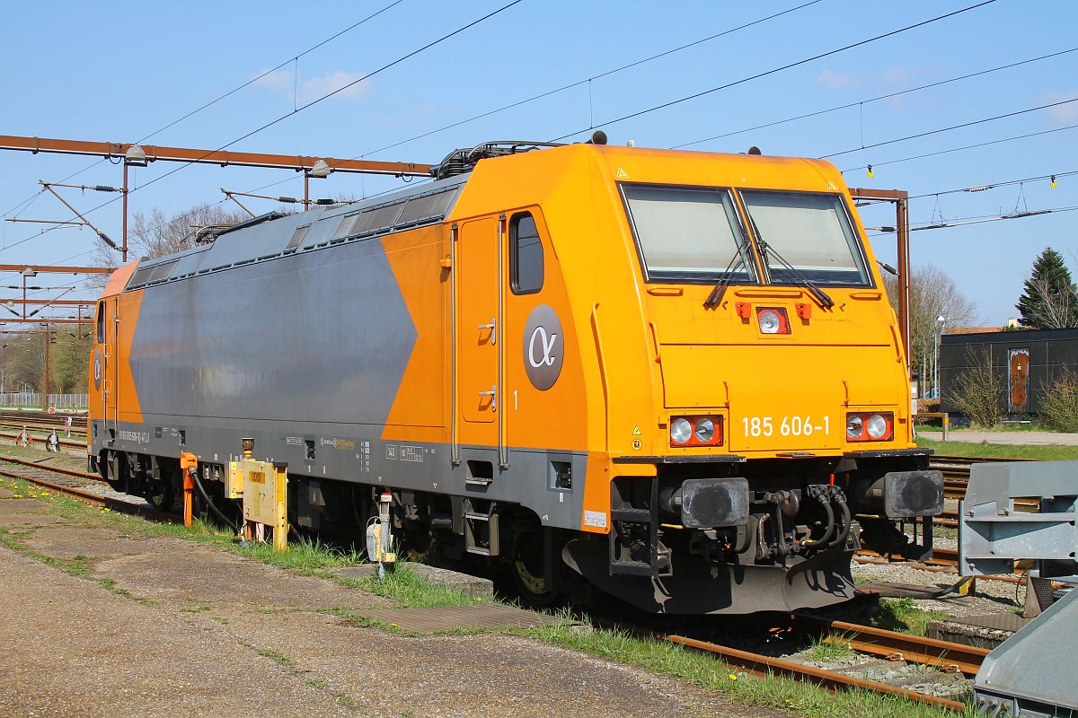 Eine 185 in dieser orange/silbernen Lackierung habe ich bislang noch nicht gesehen:
ATLU 185 606-1 (REV/Kassel/24.11.2020) Nordabstellung Pattburg/Padborg 17.04.2023