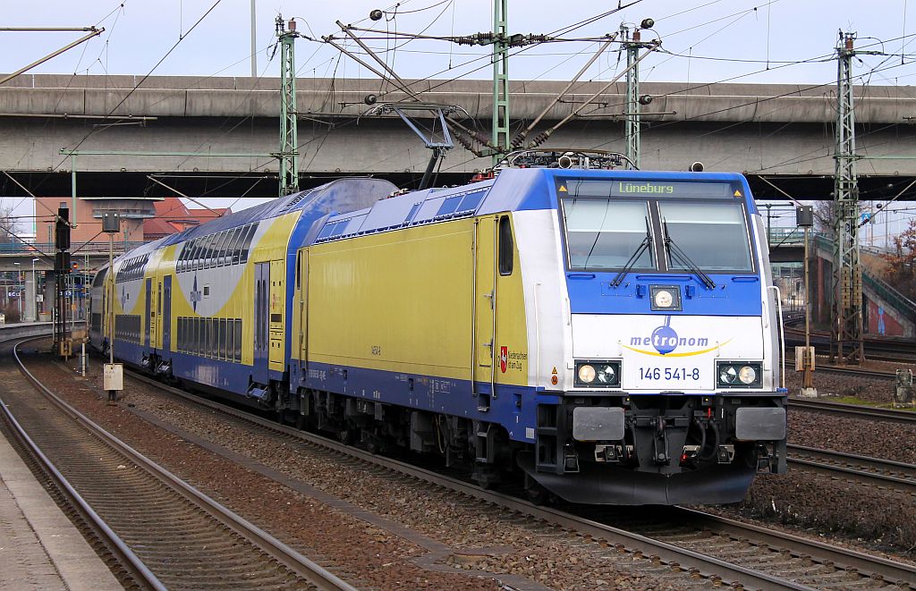 Eine der beiden  neuen  der Metronom die 146 541-8 verlässt hier Richtung Lüneburg den Bhf HH-Harburg. 02.03.2013