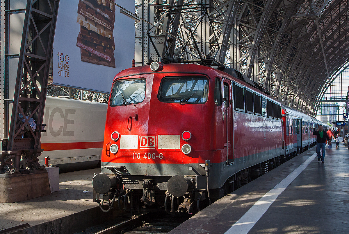 Eine Bügelfalte...
Die110 406-6 (91 80 6110 406-6 D-DB) der DB Regio, ex E 10 406, steht am 25.05.2012 mit einem Regionalzug im Hbf Frankfurt/Main. 

Die Lok wurde 1966 bei Krauss-Maffei unter der Fabriknummer 19181 gebaut, der elektrische Teil ist von SSW - Siemens-Schuckertwerke und als E 10 406 an die Deutsche Bundesbahn geliefert. Im März 2014 ging die Lok an die Fa. Steil in Eschweiler-Aue und wurde dort leider zerlegt.