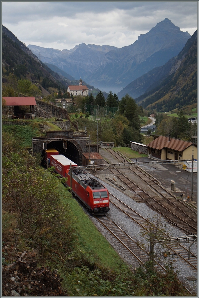 Eine DB 185 schiebt den von zwei 185 gezogenen  Winner Zug bei Wassen nach. 
10. Oktober 2014